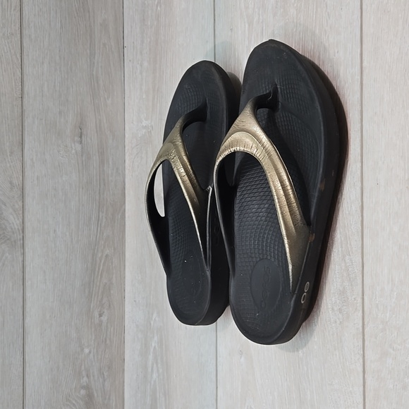 Oofos Women Thong Sandals Slide shoes 7 - Picture 2 of 12